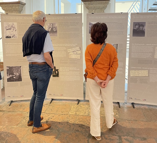 Besucher der Ausstellung