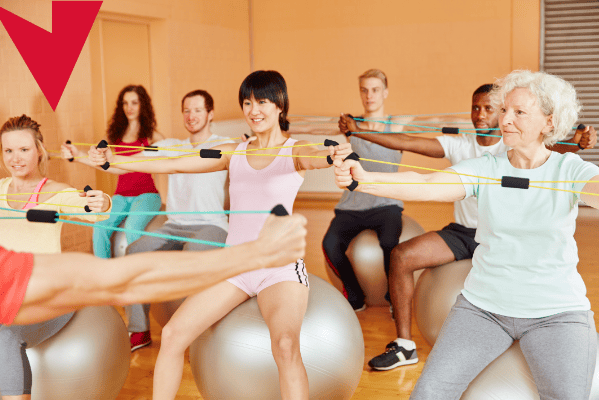 Gruppe-von-Menschen-beim-Sportkurs