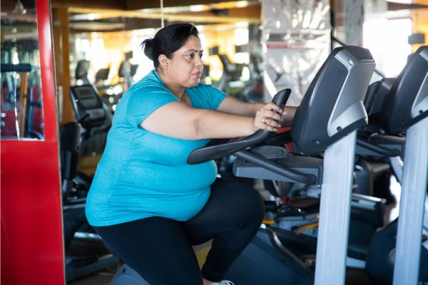 Frau sitzt auf Ergobike