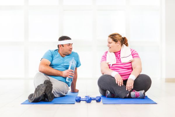 Übergewichtiges Pärchen beim Sport