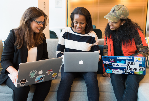 Junge Frauen arbeiten am Computer